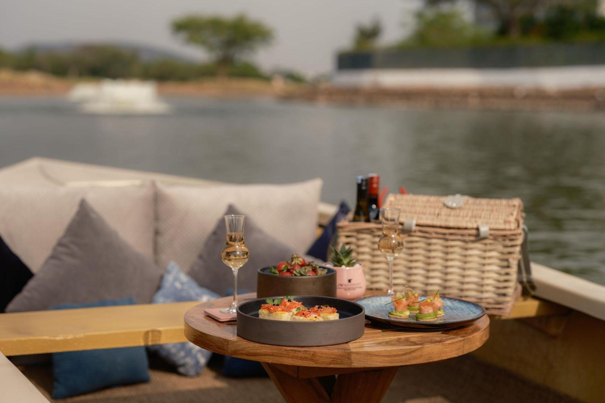 Jw Marriott Hotel Bengaluru Prestige Golfshire Resort & Spa Avati Exteriör bild